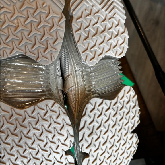 Lucky Step Beige Gold Chain Shoes NWT -- Size 8 - Picture 6 of 8